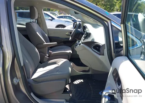 2017 Chrysler Pacifica Touring из США, поврежденный, VIN 2C4RC1DG0HR654154